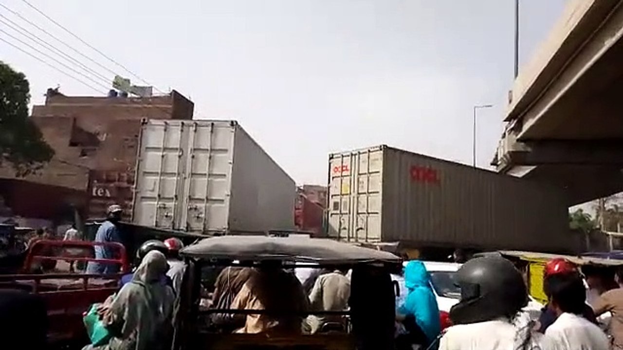 پی ٹی آئی مینار پاکستان جلسہ،دروازوں پر تالے،سڑکوں پر کنٹینرز رکھ دیے گئے