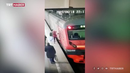 Moskova'da ayağı metro kapısına sıkışan kadın yerde sürüklendi