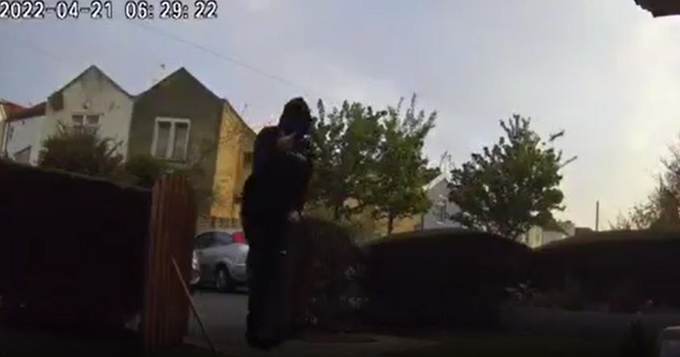 Video: Thief shows middle finger before snatching delivery box