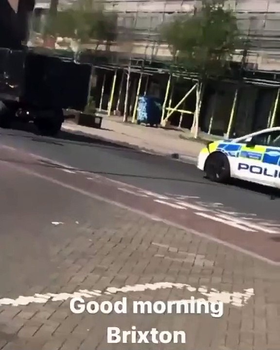 Angleterre : Un suspect fonce avec son camion à benne dans une voiture de police pour éviter d'être suivi