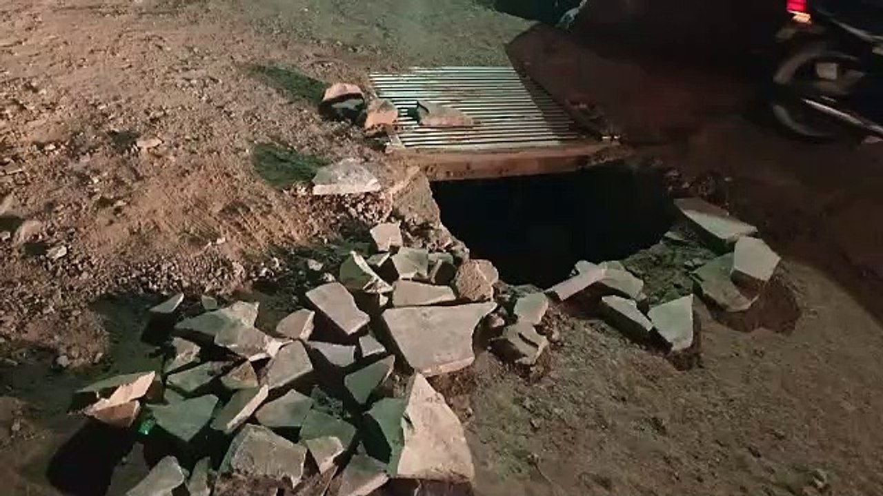 accident: खेरादी मोहल्ले में चैम्बर के पास सडक़...
