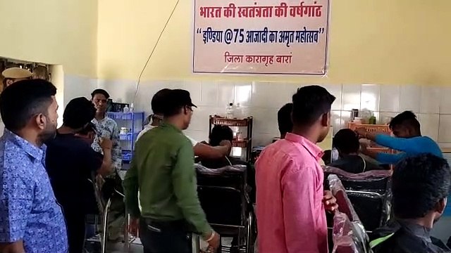 रिहा होने के बाद बाल काटेंगे बंदी कैदियों को सिखा रहे स्वरोजगार के गुर
