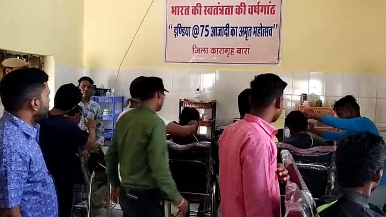 रिहा होने के बाद बाल काटेंगे बंदी कैदियों को सिखा रहे स्वरोजगार के गुर