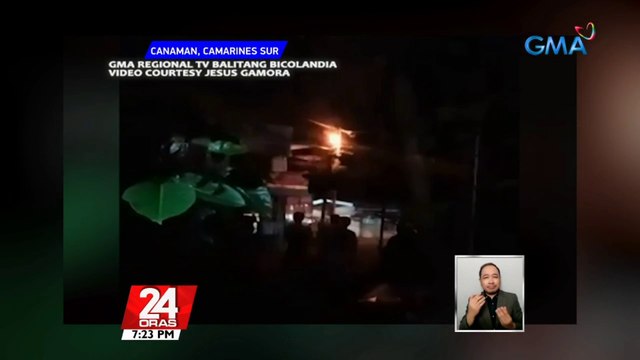 Poste ng kuryente, pumutok at lumiyab dahil sa umano'y overloading | 24 Oras