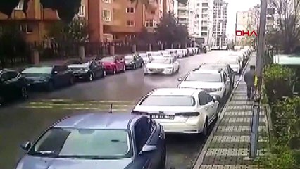 Sokak köpekleri kalçasını ısırdı! Yoldan geçen otomobile binerek kaçtı