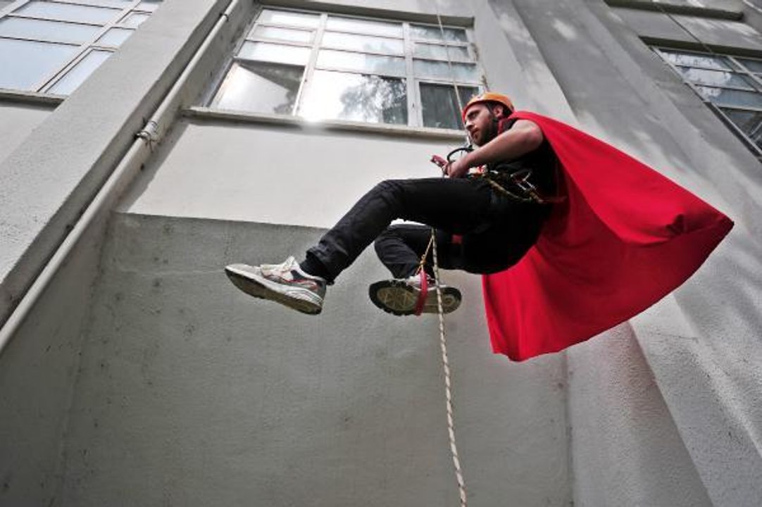 Son dakika haberleri... HASTANE DUVARINA TIRMANIP, KANSER HASTASI ÇOCUKLARA 23 NİSAN HEDİYESİ VERDİLER