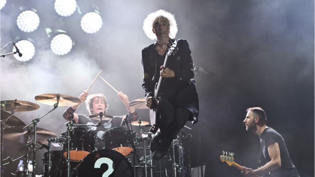 VOICI - « J'espère qu'elle me pardonnera : Louis Bertignac tacle sévèrement son ex, Carla Bruni