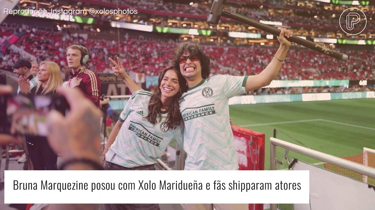 Bruna Marquezine surge com Xolo Maridueña, seu par romântico em filme, e web reage: 'É o casal'
