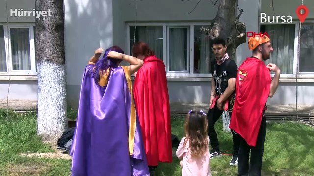 Hastane duvarına tırmanıp, kanser hastası çocuklara 23 Nisan hediyesi verdiler