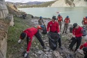 Uzunçayır Baraj Gölü'nün yüzeyi ve çevresi atıklardan temizlendi