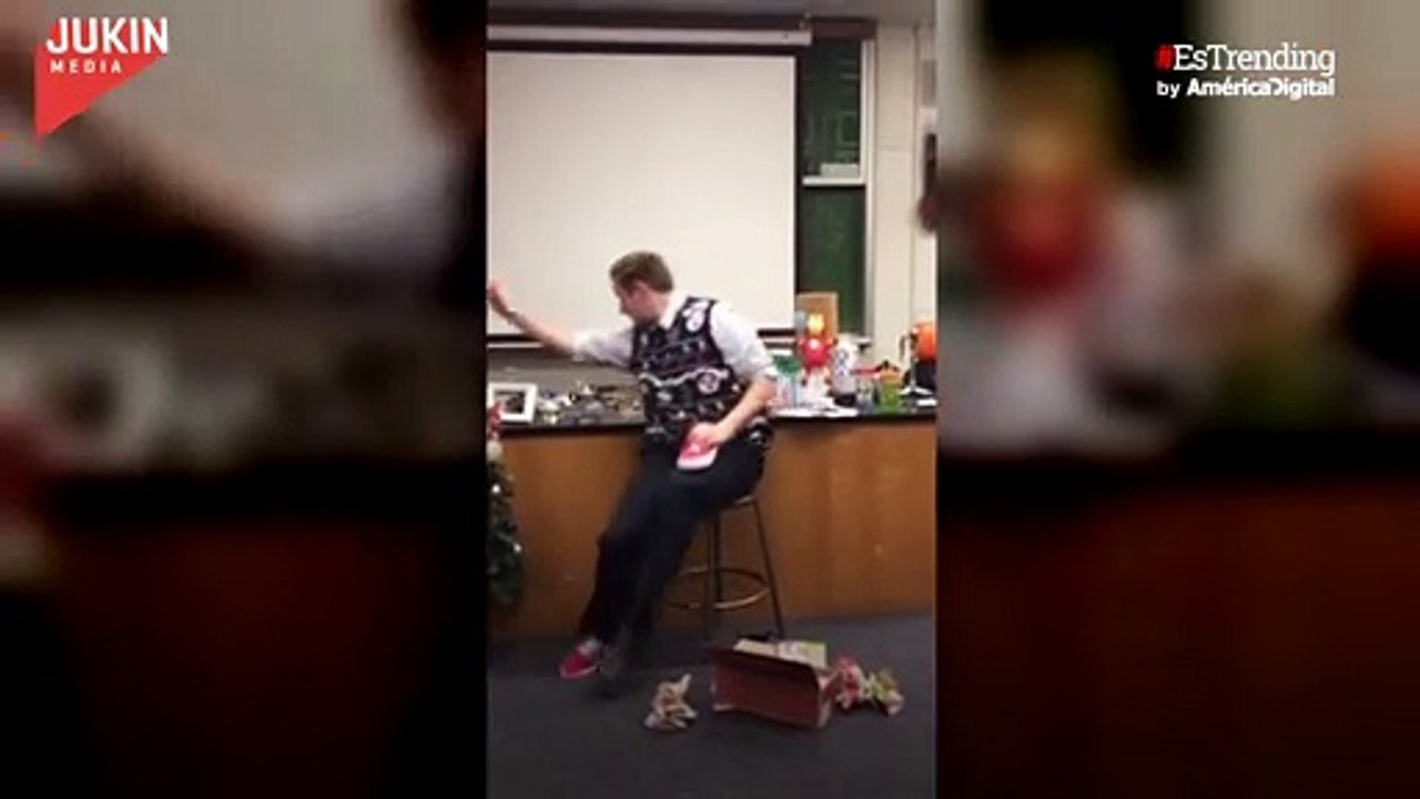 ¡Conmovedor! Estudiantes le compran a su profesor los tenis que siempre quiso
