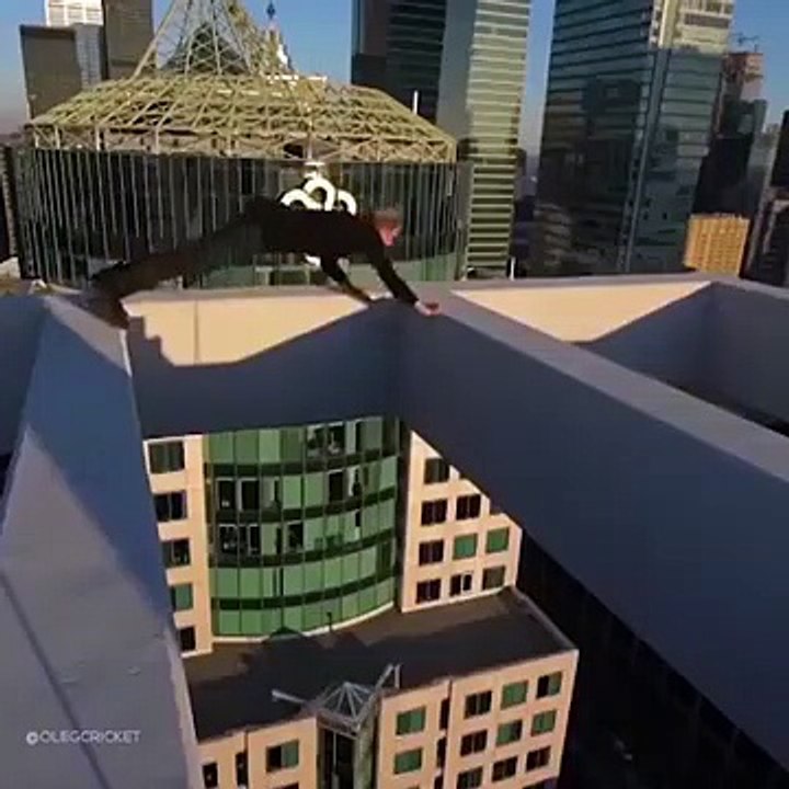 Il fait des équilibres au bord du vide au sommet de gratte-ciels... vertigineux