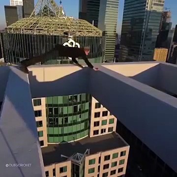 Il fait des équilibres au bord du vide au sommet de gratte-ciels... vertigineux