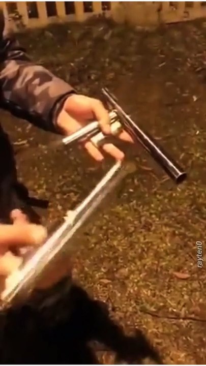 2 tubes, un manche et une balle : pistolet ultra simpliste