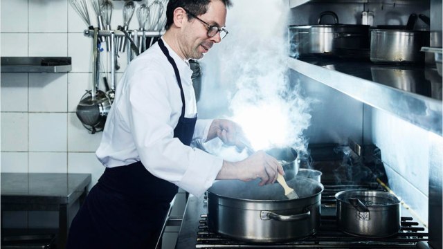 VOICI : Top Chef : qui est Pascal Barbot, le remplaçant d'Hélène Darroze ?