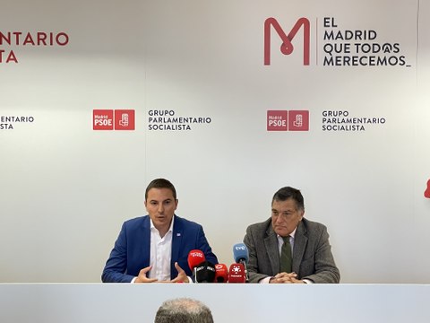 Juan Lobato comparece junto a su padre para defenderse de las acusaciones de Isabel Díaz Ayuso