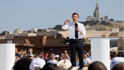 FEMME ACTUELLE - Emmanuel Macron : détendu en visite, le président-candidat s’est essayé à la boxe