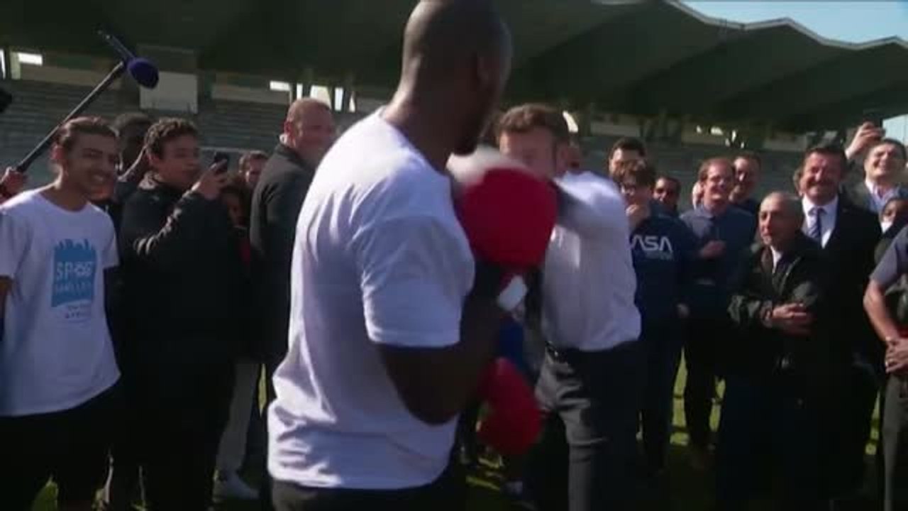 Macron sorprende boxeando en Saint-Denis
