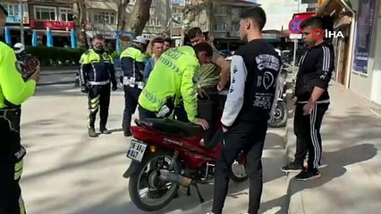 Plakasındaki J’yi boyayarak U yapan ehliyetsiz sürücüye 4 suçtan 6 bin 443 lira ceza