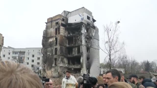 Sánchez visita Borodianka, especialmente castigada por el ejército ruso