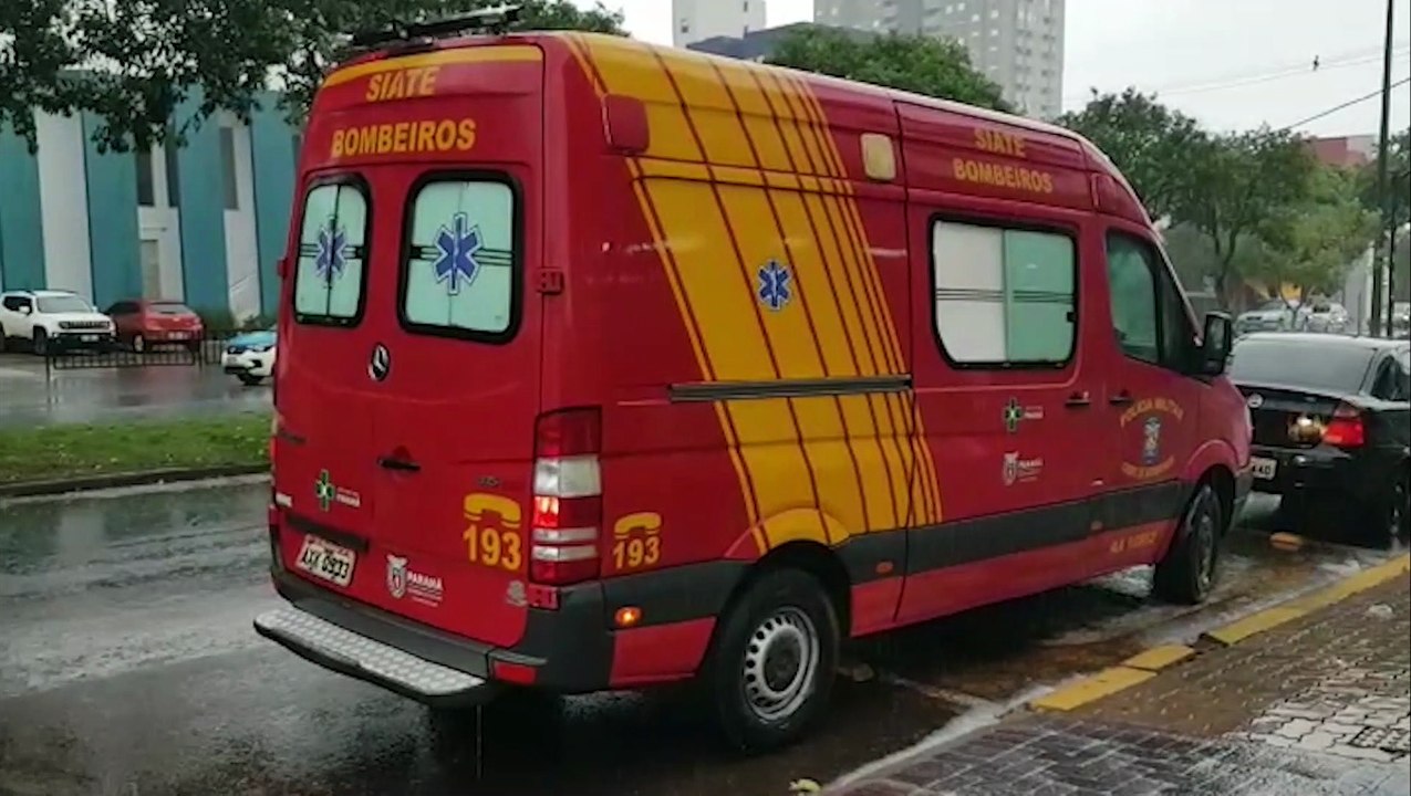 Ciclista fica ferido após colisão com carro na Avenida Toledo, em Cascavel