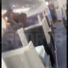 Öfkeden çıldıran efsane boksör hayranını öldüresiye dövdü! Uçağı ringe çevirdi