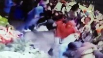 İstanbul Sultanbeyli'de liseli kızların kavgasında tekme ve tokatlar havada uçuştu! O anlar kamerada