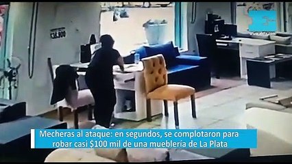Mecheras al ataque: en segundos, se complotaron para robar casi $100 mil de una mueblería de La Plata