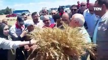 محافظ بورسعيد اللواء عادل الغضبان يشهد موسم حصاد القمح بمنطقة سهل الطينة شرق بورسعيد