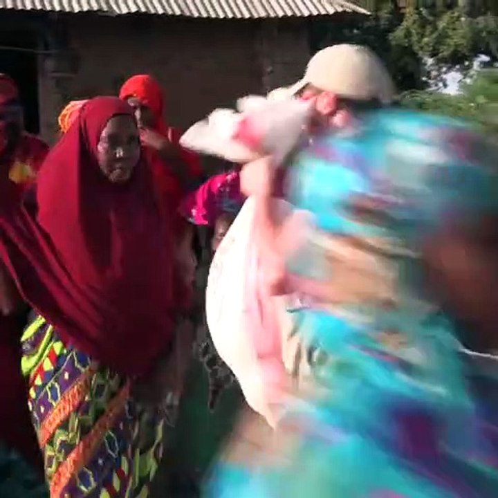 Köy köy gezerek, ihtiyaç sahibi ailelere kumanya emanetlerinizi ulaştırmaya devam