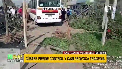 SJM: cúster pierde control y desesperada pasajera se lanza de vehículo en marcha