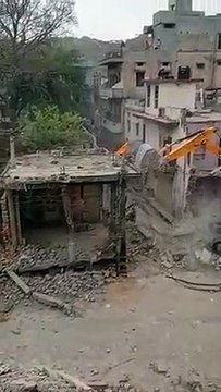 Video: राजस्थान में यहां बुलडोजर की कार्रवाई, 150 मकान-दुकान ध्वस्त, प्राचीन मंदिरों को भी तोड़ा गया