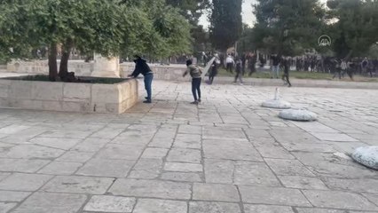 İsrail polisi Mescid-i Aksa'ya baskın düzenledi (1)