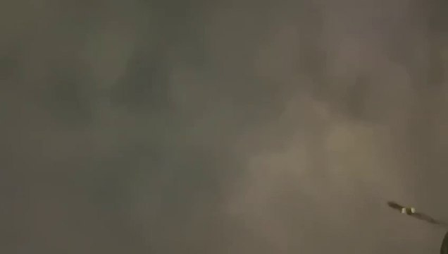 Un triangle noir dans le ciel nuageux de Shanghai en Chine