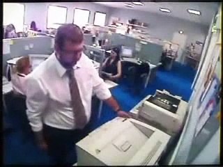 Il pète les plombs au bureau après avoir eu un problème avec l'imprimante