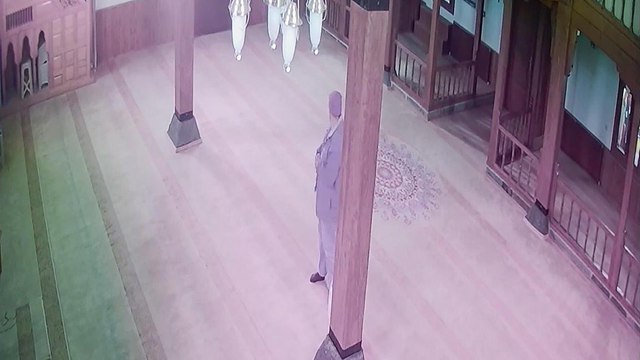 Camide ‘pes’ dedirten hırsızlık!