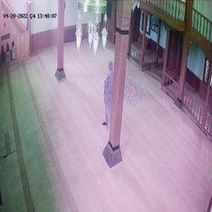 NAMAZ KILMA BAHANESİYLE GİRDİĞİ CAMİDE MİKROFONU ÇALDI