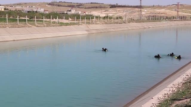 ŞANLIURFA - Sulama kanalına düşen araçtaki 2 kişiyi arama çalışmaları sürüyor