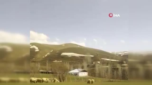 Şiddetli fırtınaya dayanamayan caminin çatısı böyle uçtu