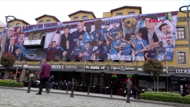 Trabzonspor taraftarları dev afişle şampiyonluğu resmetti