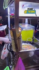 Kinh ngạc trước xe đồ chiên kỳ lạ, khách phải tự làm đồ ăn thay cô chủ