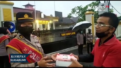 Polwan Bagikan 200 Paket Takjil Pada Warga