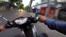 Vietnam: Un policier sur un scooter survitaminé se lance à la poursuite de deux suspects !