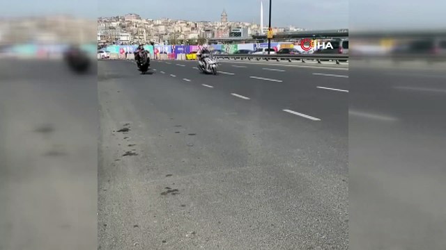 Trafikte tek teker kullandığı motosikletle böyle tehlike saçtı