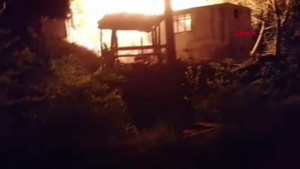 KENDİNİ SON ANDA DIŞARI ATTI, YANAN EVİNİ GÖRÜNTÜLEDİ