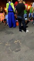 Fofão da Carreta da Alegria é atropelado no entorno da Praça Catedral em Umuarama