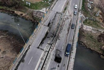 Ukrayna'da havaya uçurulan köprülerde sivillerin zorlu yolculuğu