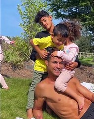 رونالدو يعلن وفاة طفله حديث الولادة