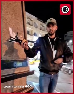 شاب تونسي يقوم بكسر الدرون التي يقوم بكسب المال منها