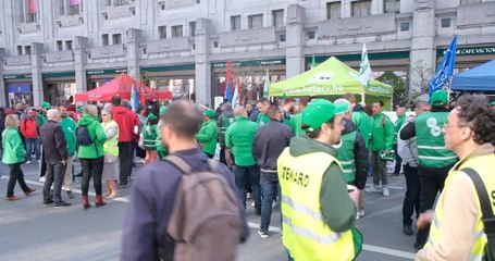 Environ 500 syndicalistes devant la FEB pour réclamer de meilleurs salaires